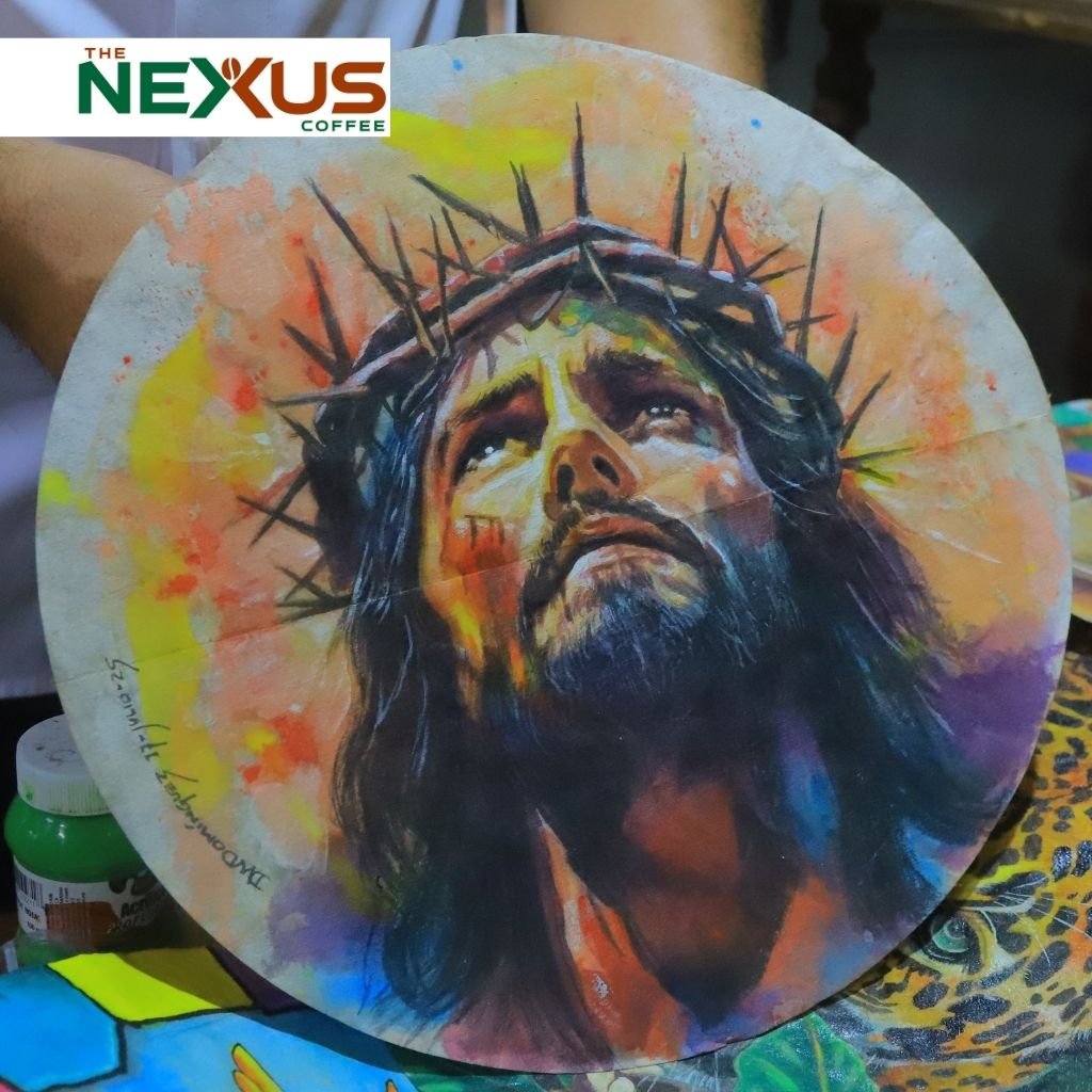 Rostro de Jesucristo pintado en filtro de cafetera Chemex por el artista hondureño Denis Walter Domínguez.