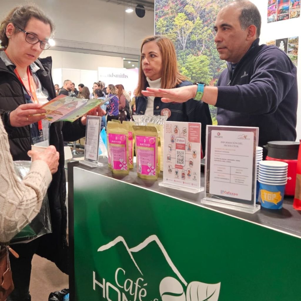 Karla y Daniel Pineda de Nativo Coffee Roasters de Tegucigalpa en el stand del Instituto Hondureño del Café (Ihcafe) en el CoffeeFest Madrid 2026.