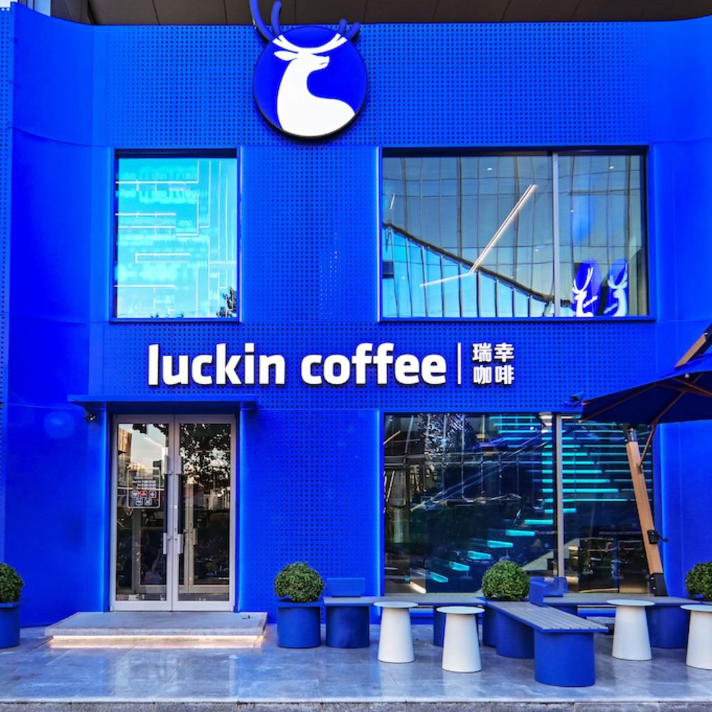 Tienda número 20,000 de Luckin Coffee en Pekín, inaugurada en 2024.