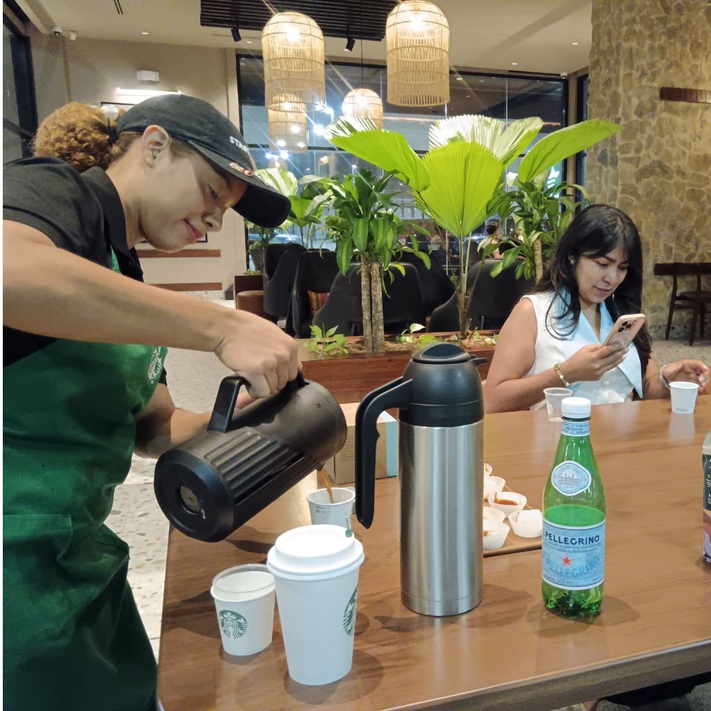 Angely Rodríguez, barista de Starbucks Town Center San Pedro Sula, Honduras, utiliza una prensa francesa para preparar el café durante degustación con periodistas de The Nexus Coffee.