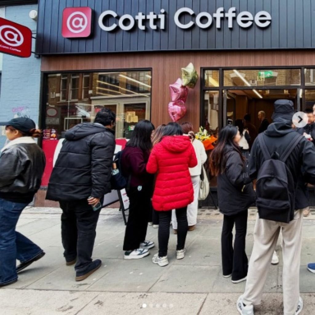 Fotografía publicada por Cotti Coffee en su cuenta de Instagram (@cotticoffee.uk) del establecimiento abierto el 4 de febrero de 2026 en Londres.