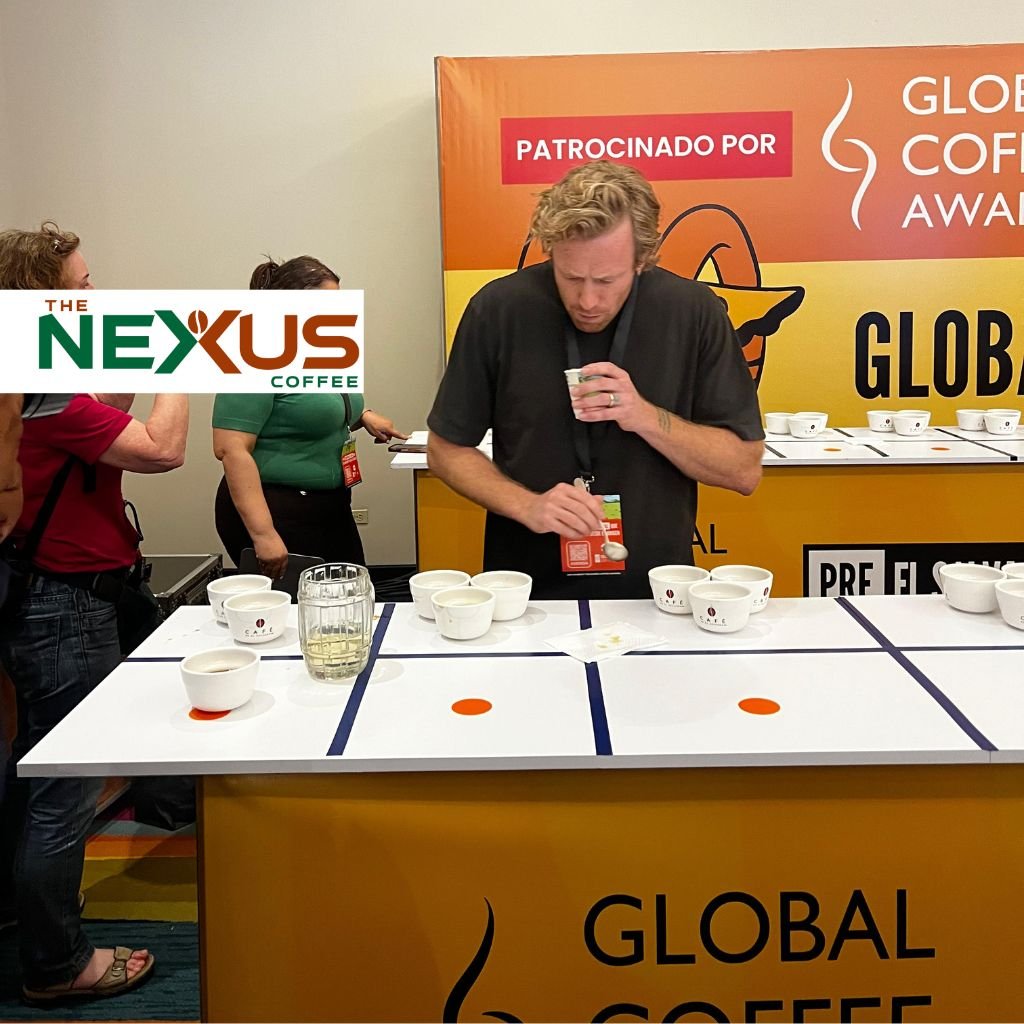 Un catador durante la competencia Global Cupping Championship en el Producer & Roaster Forum (PRF) 2026, celebrado en San Salvador, El Salvador.