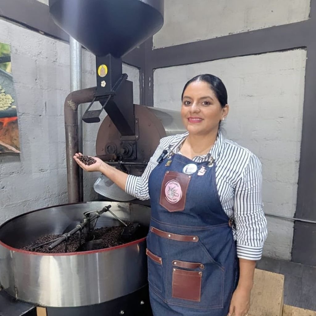 Edna Santos Molina, al mismo tiempo que produce su propio café, apoya a caficultores comprando el grano y ofreciendo asesoramiento gratuito en diversas áreas.
