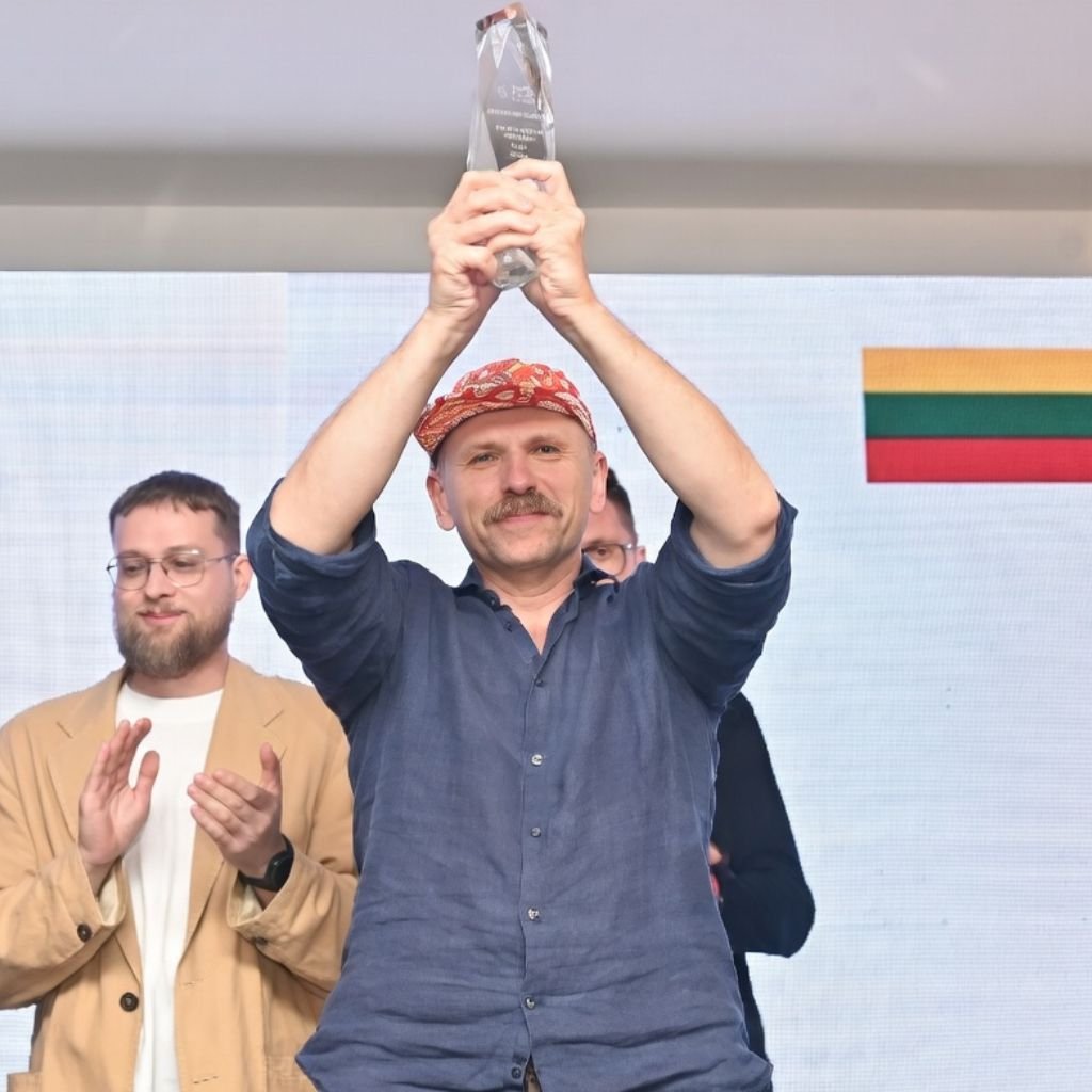 Vytautas Kratulis, fundador de Huracán Coffee al recibir el premio en San Salvador, El Salvador, el 27 de marzo de 2026.
