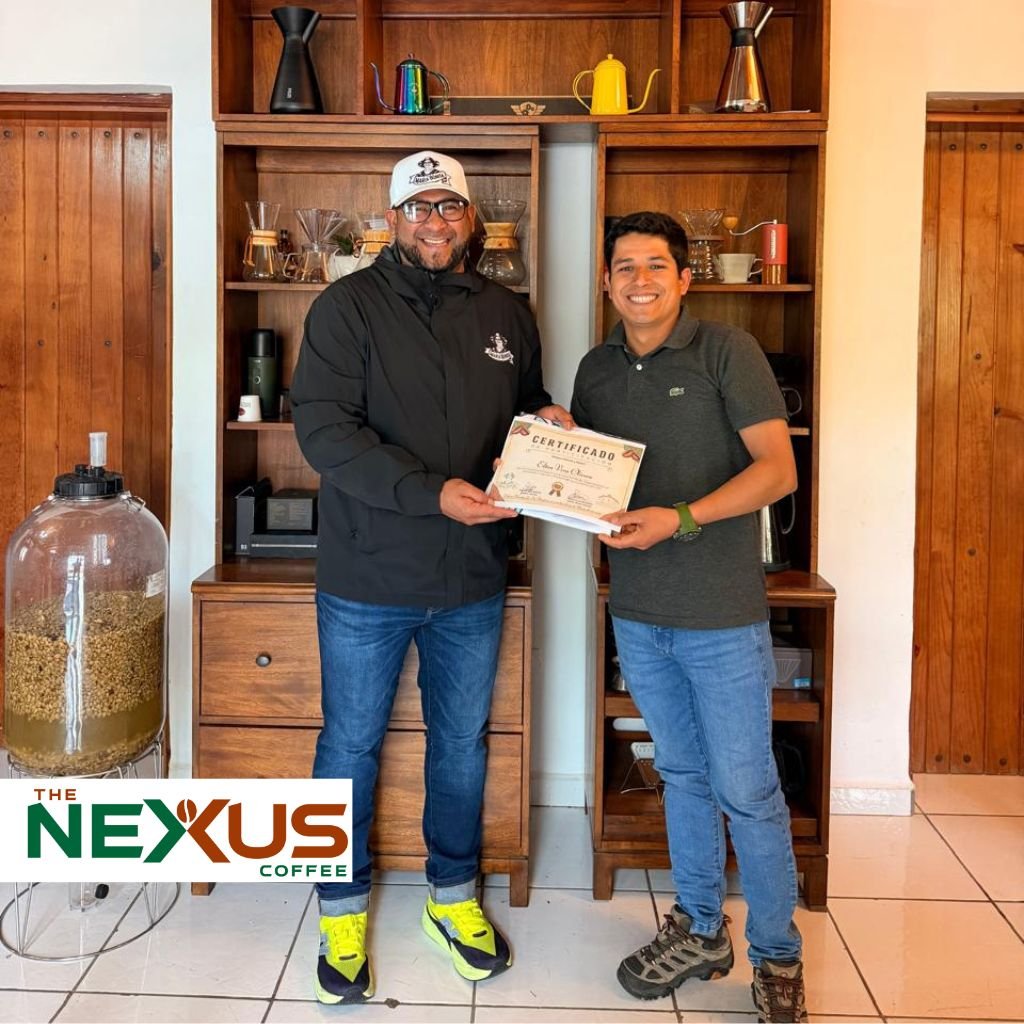 Pedro José Urquía Turcios entrega un diploma de participación a un productor de café que recibió capacitación a finales de marzo de 2026 en La Paz, Honduras.