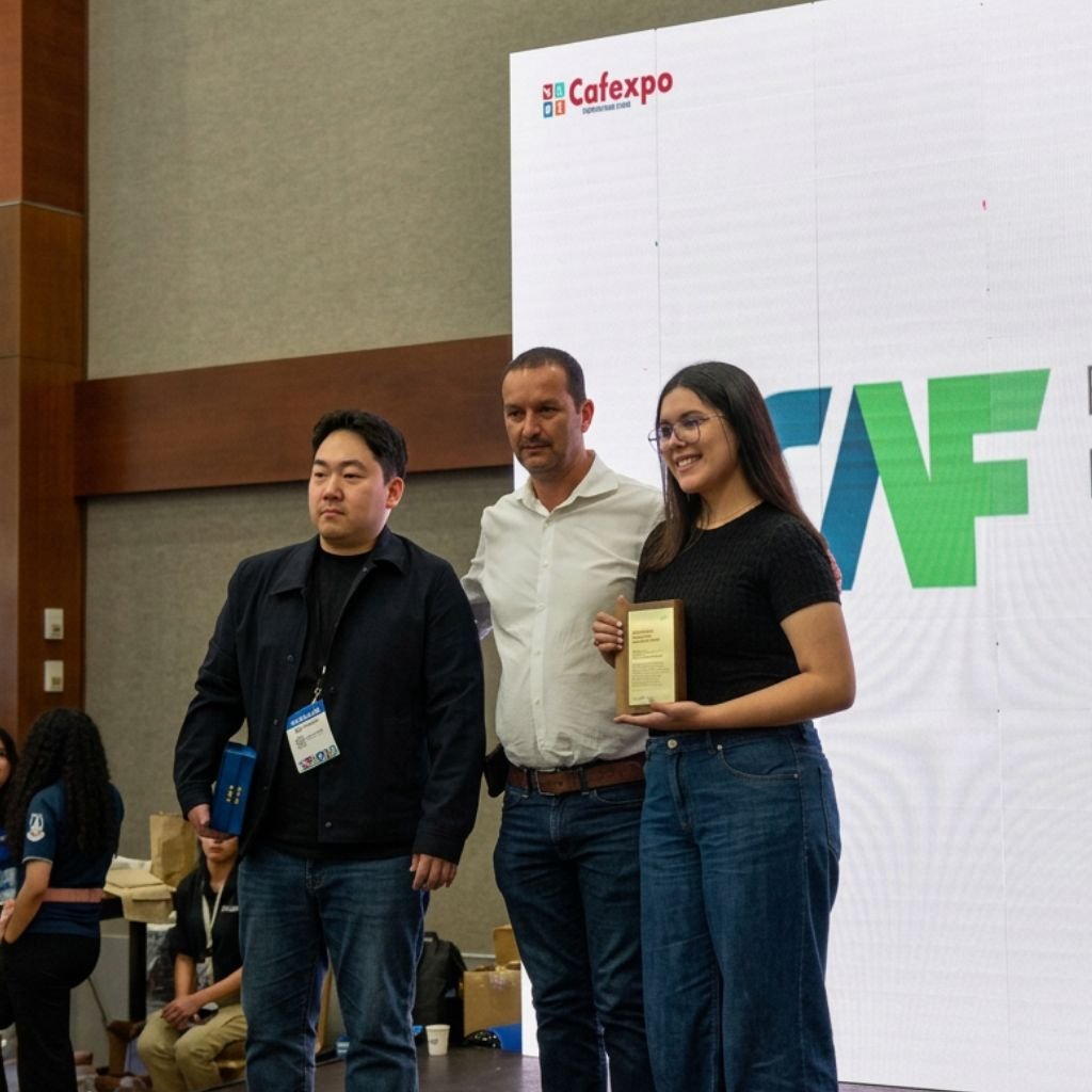 El fundador de Eggstone, Ji Hoon Chung; Franklin Madrid y su hija Leonela Vanessa Madrid al recibir el premio al primer lugar de Honduras Next Gen Auction 2025.