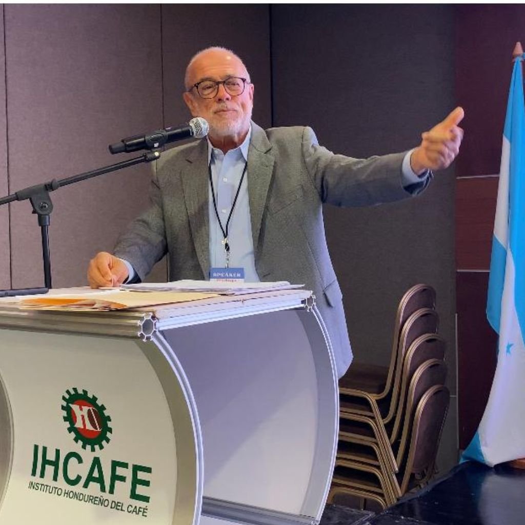 El brasileño Carlos Brando, experto en café, al ofrecer la conferencia en Cafexpo 2026.