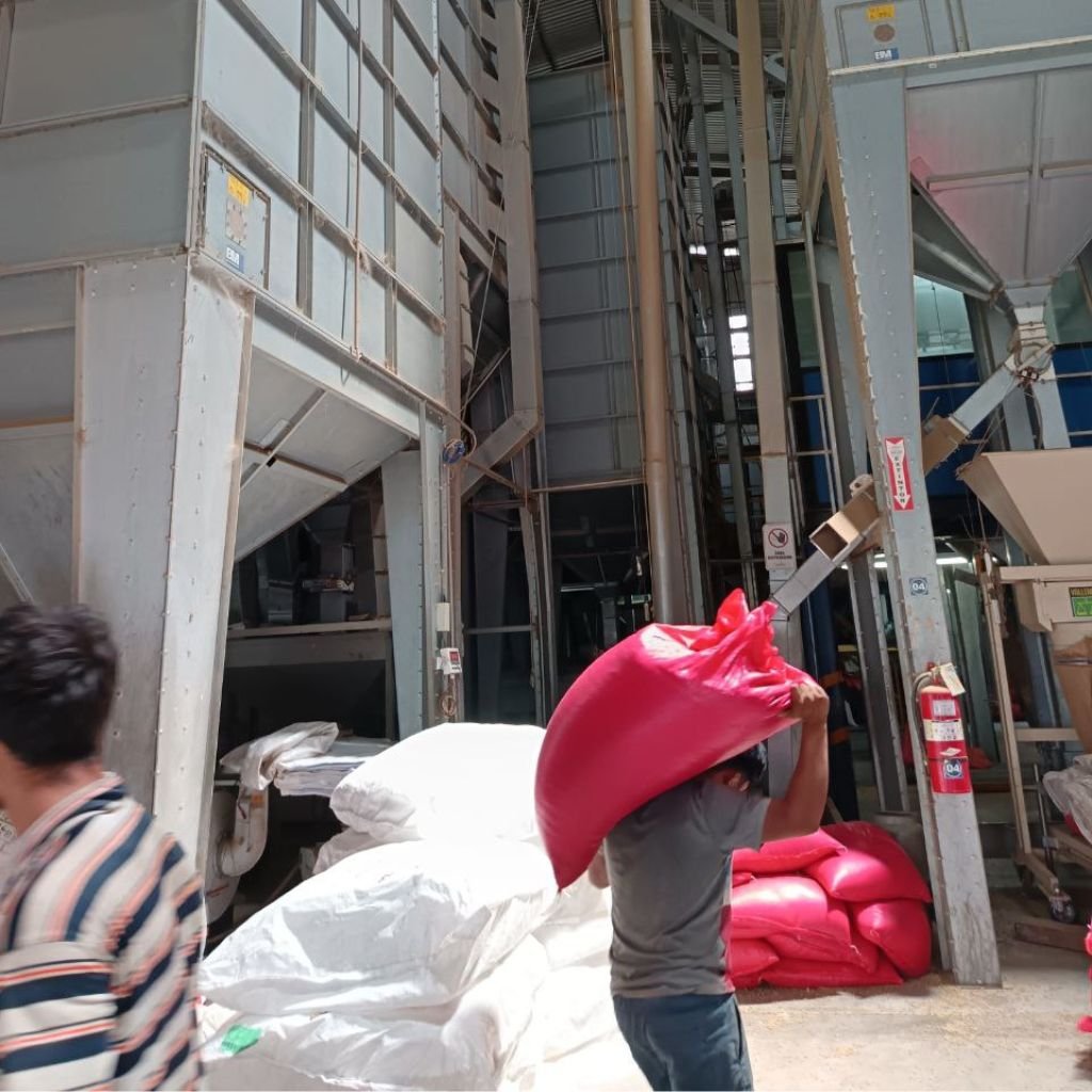 Un empleado carga un saco de café en una exportadora de San Pedro Sula, Honduras.