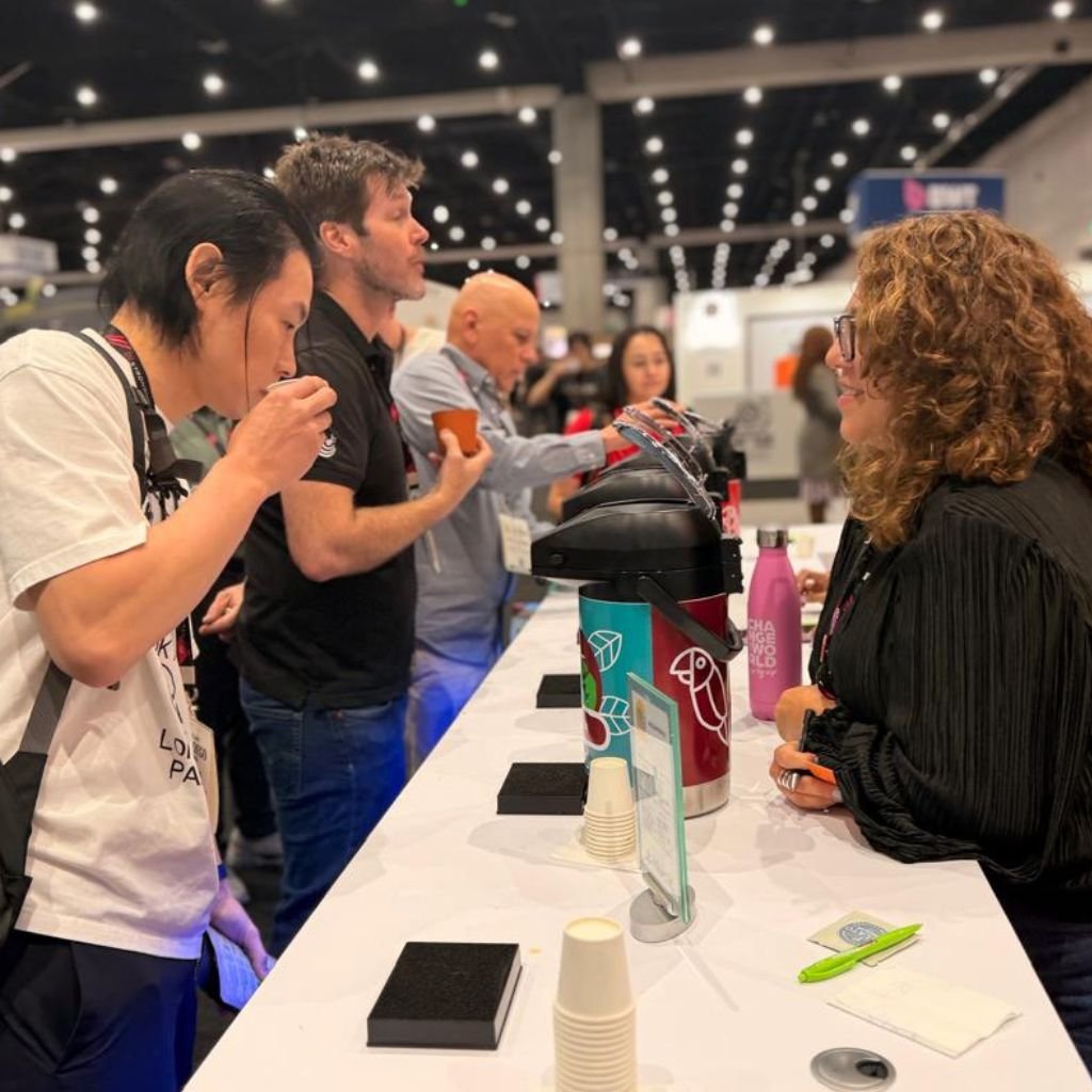 Miles de personas de más de 90 países se acercaron al Booth 2051 atraídas por el irresistible aroma del café de Honduras durante el World of Coffee San Diego 2026.