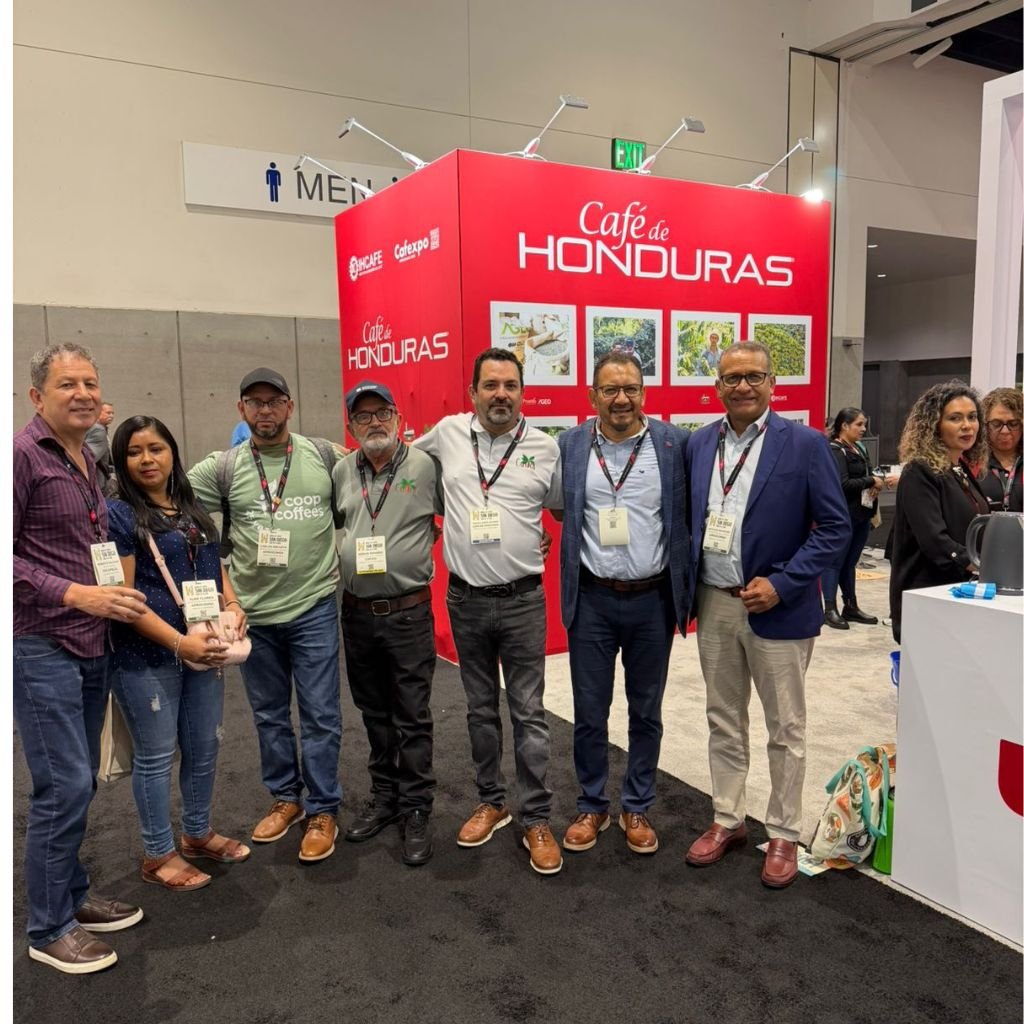 Parte de la delegación hondureña integrada por más de 80 representantes de productores, exportadores y autoridades del IHCAFE, presente con orgullo en el World of Coffee San Diego 2026.