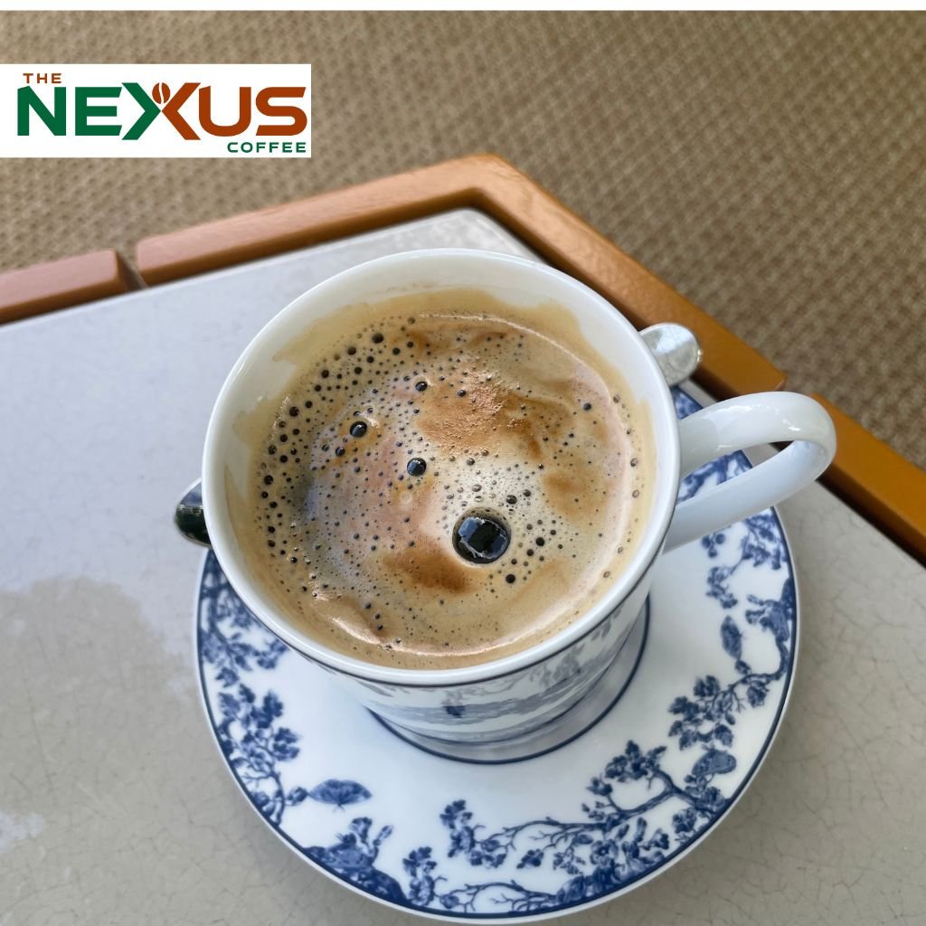 Porcelana Toile de Jouy azul y blanco, el estampado signature de Dior, en una taza de café servida en el Café Dior Miam