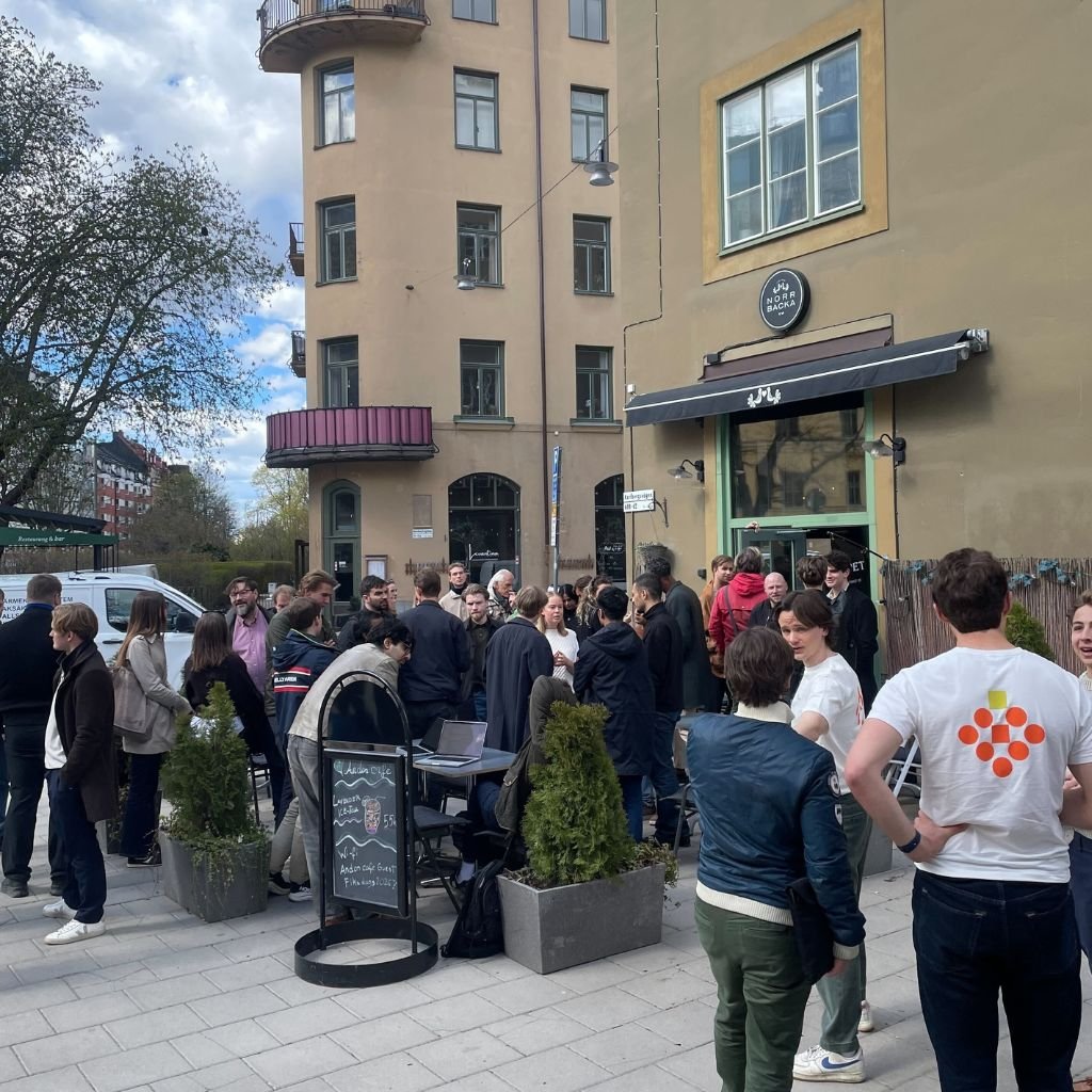 Más de 100 personas acudieron al primer evento conjunto entre Strawberry (navegador web impulsado por IA que actúa de forma autónoma) y Mona, la IA que gestiona el Andon Café en Estocolmo.