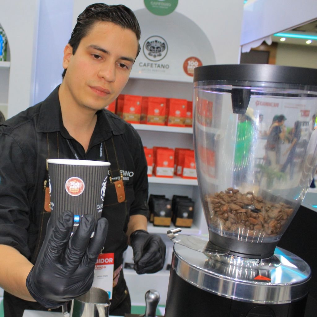 Un barista sirve un café de Cafetano de Honduras, una de las mejores cafeterías de América y el mundo.