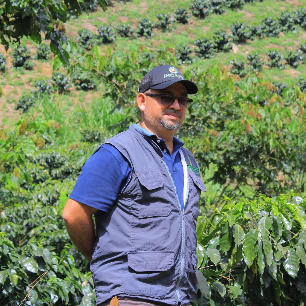 Clemente Enamorado, jefe regional del Instituto Hondureño del Café (Ihcafe) en Santa Bárbara, en la finca de Luis Quintanilla en Atima.