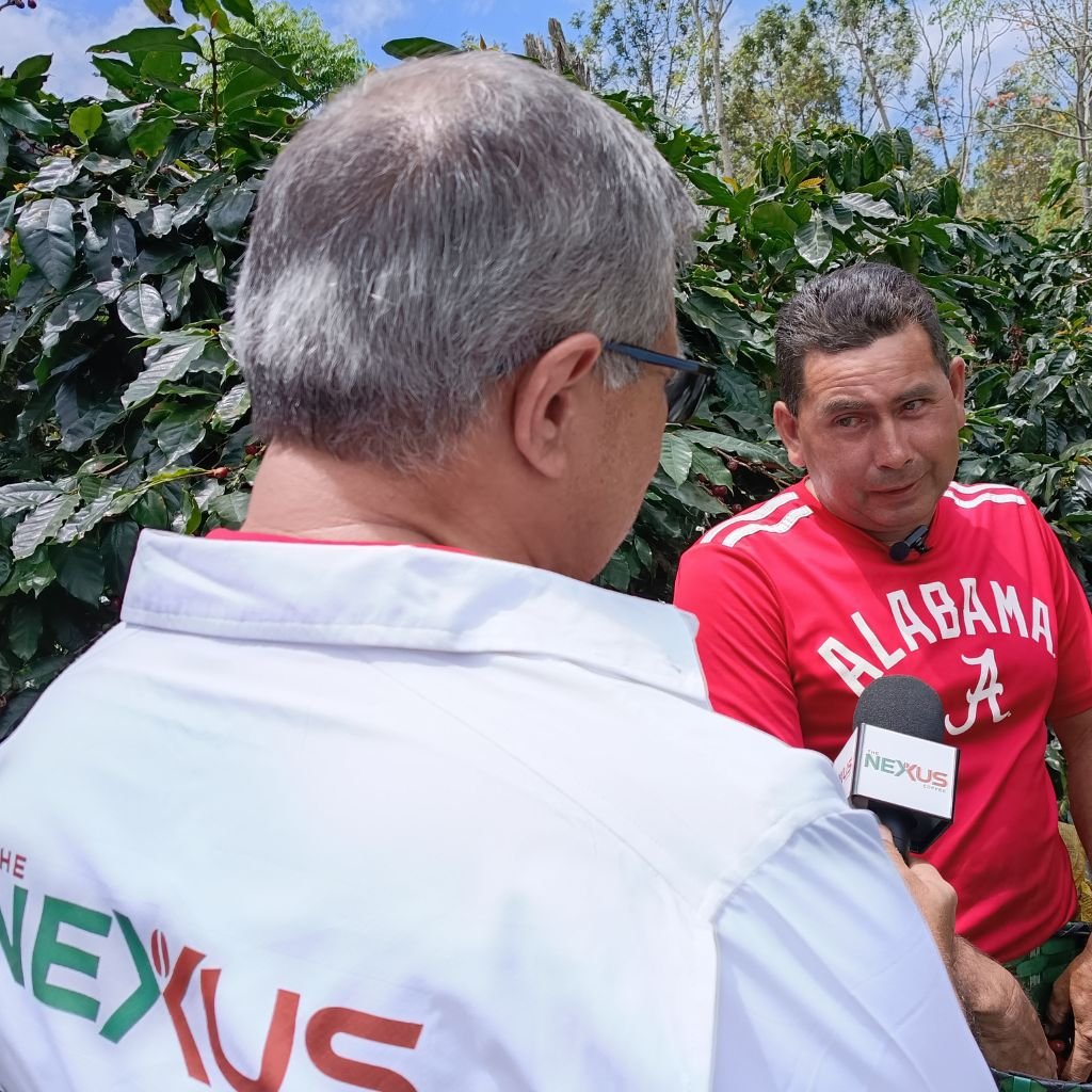 Oscar Paredes, miembro del equipo de The Nexus Coffee, entrevista a Johny Bú Argueta en una finca situada en Santa Bárbara, Honduras.
