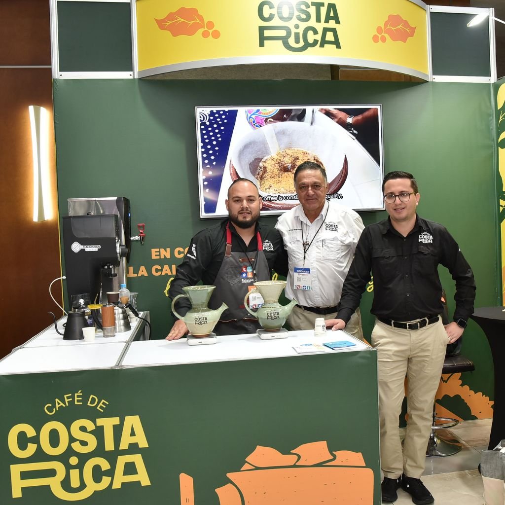 Fernando Naranjo, presidente del Instituto del Café de Costa Rica (Icafe), con dos miembros del equipo de esa organizacion, durante la Cafexpo 2026 en San Pedro Sula, Honduras.