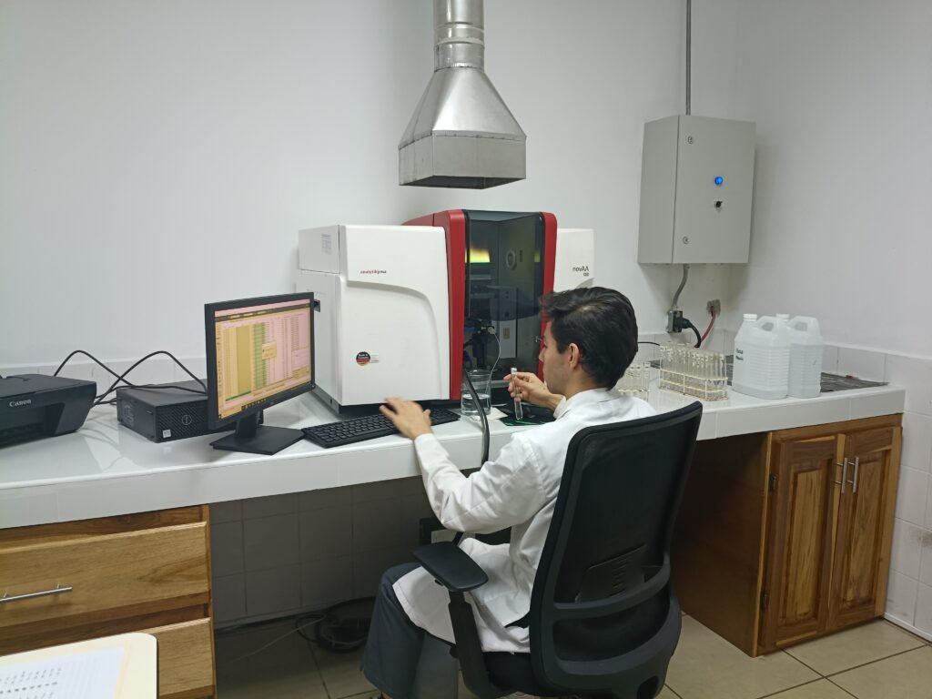 El Laboratorio Químico Agrícola del Ihcafe en San Pedro Sula está equipado con tecnología de última generación para realizar análisis precisos de suelos, foliar y aguas al servicio de los caficultores hondureños.