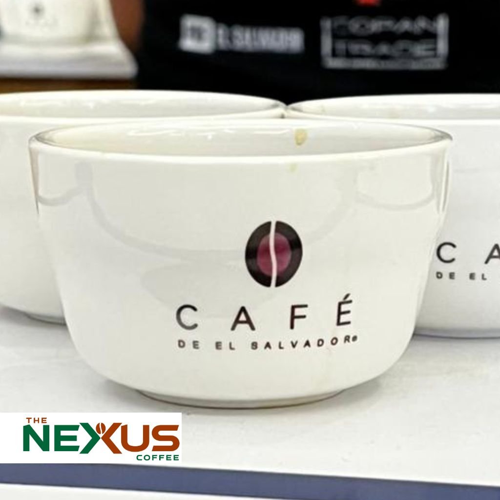 Taza de café de El Salvador utilizada por catadores durante el Producer & Roaster Forum (PRF) realizado a finales de marzo de 2026 en San Salvador.