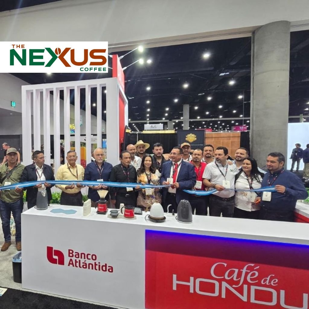 Momento en que la delegación de Honduras inauguraba el stand en la World of Coffee San Diego 2026 (Foto : Alexander Nuñez).