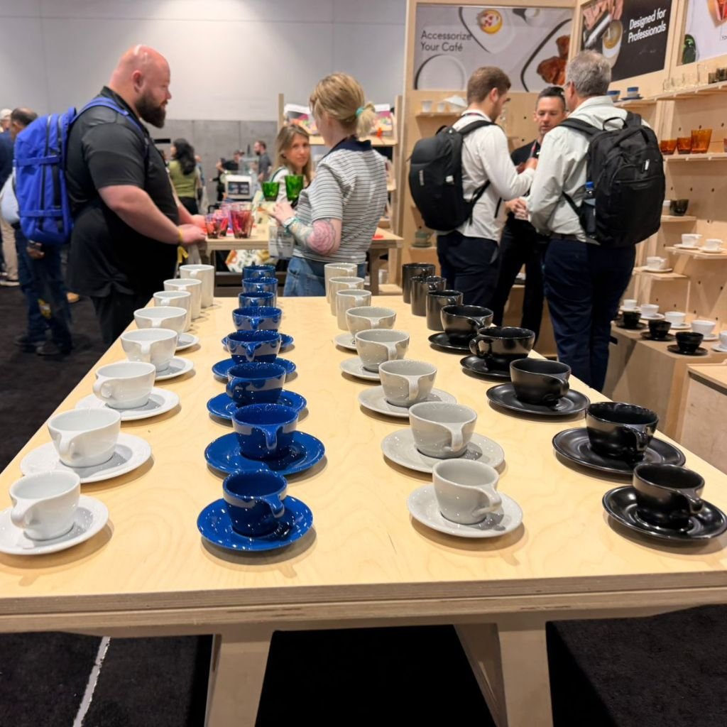 Tazas para café exhibidas durante el World of Coffee San Diego 2026, celebrado del 10 al 12 de abril en el San Diego Convention Center.