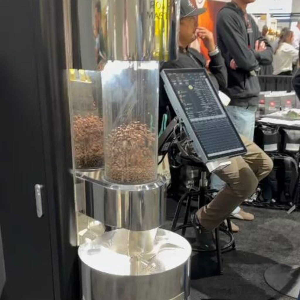 Tostadora de aire (air roaster) exhibida por Roast Master USA en el World of Coffee San Diego 2026.