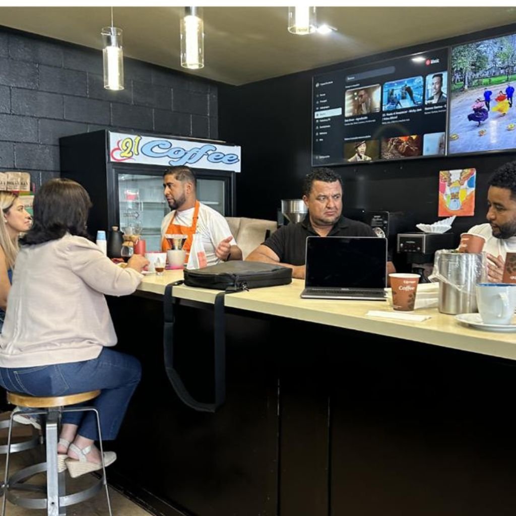Pedro José Urquía Turcios, catador hondureño y proveedor de 21 Coffee, conversando con clientas en el interior de la cafetería en Huntington Park, California.