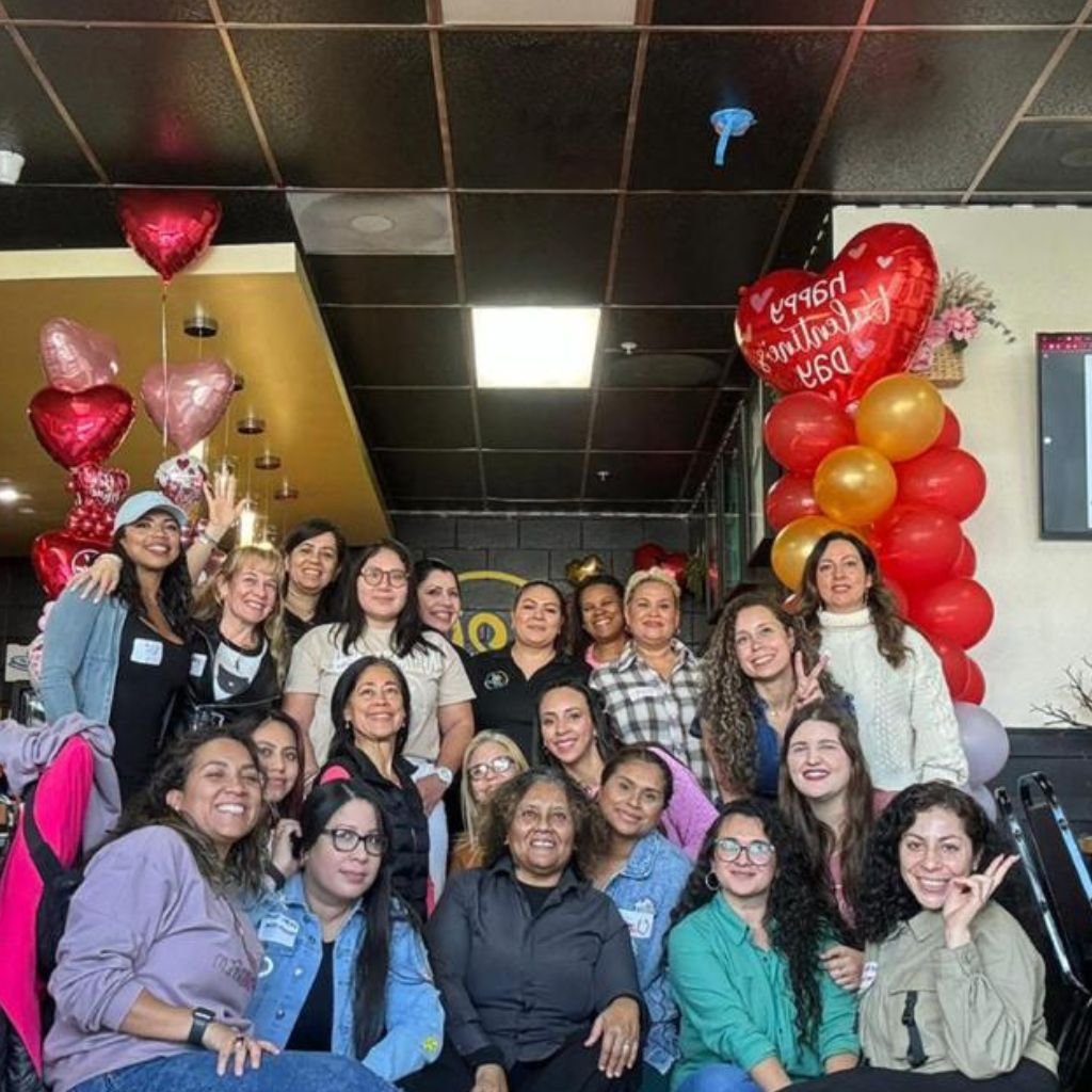 Comunidad unida en 21 Coffee: clientas y amistades disfrutando una celebración especial en Huntington Park, California.