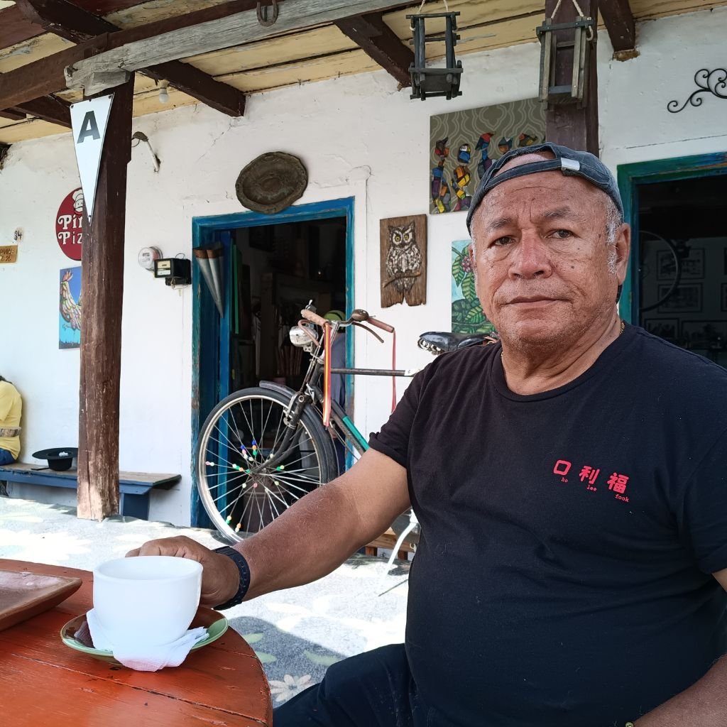 El artista César Milla disfruta de un café en Valle de Ángeles, donde además encuentra inspiración para sus obras realizadas con esta misma bebida.