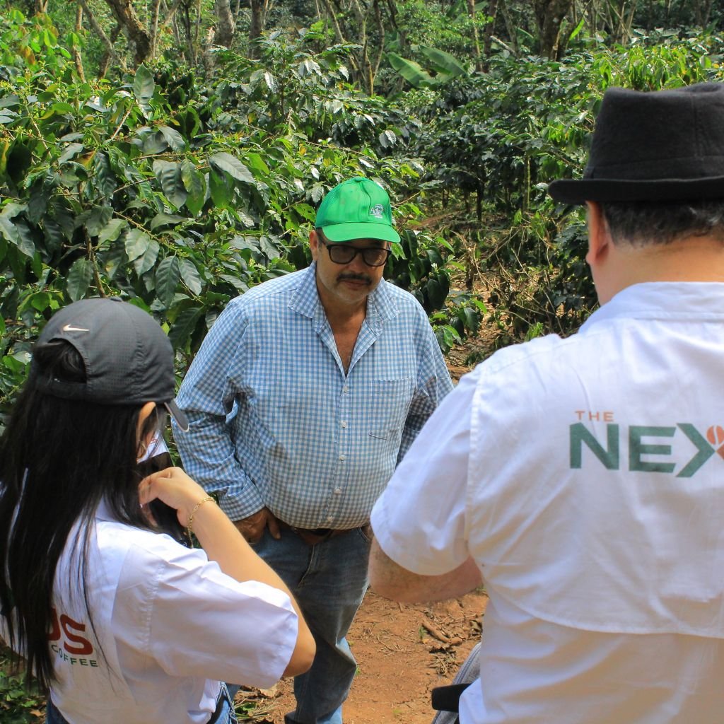 Mauro Cruz durante una entrevista con el equipo de The Nexus Coffee en su finca de San Nicolás, Santa Bárbara.