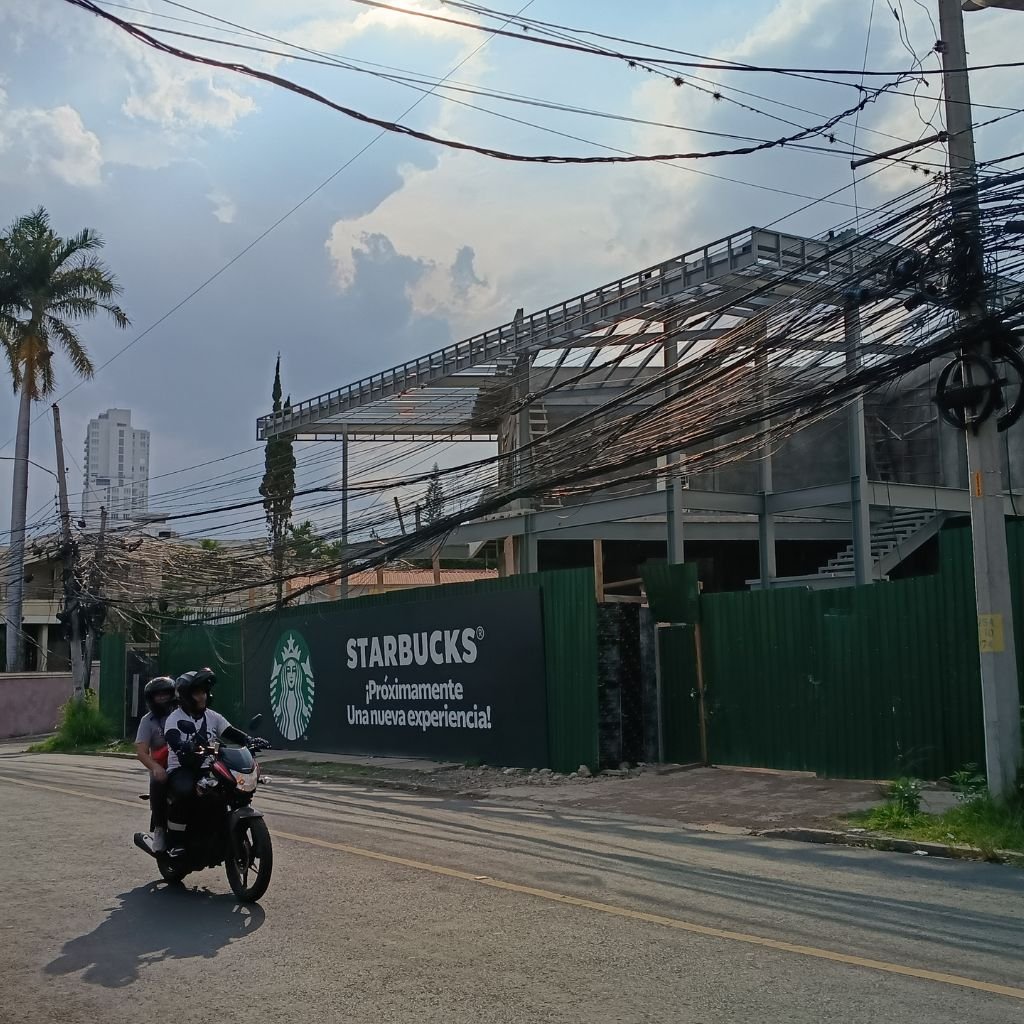 Tienda de Starbucks en construcción en mayo de 2026 en Avenida República de Costa Rica, Lomas del Guijarro, Tegucigalpa, Honduras.