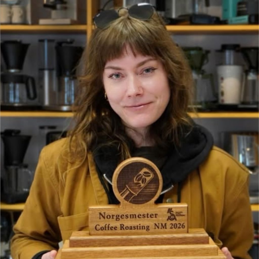 Trude Skjold Løken, tostadora de KAFFA Oslo, campeona noruega de tueste de café (NM Coffee Roasting 2026) con un lote de El Salvador.