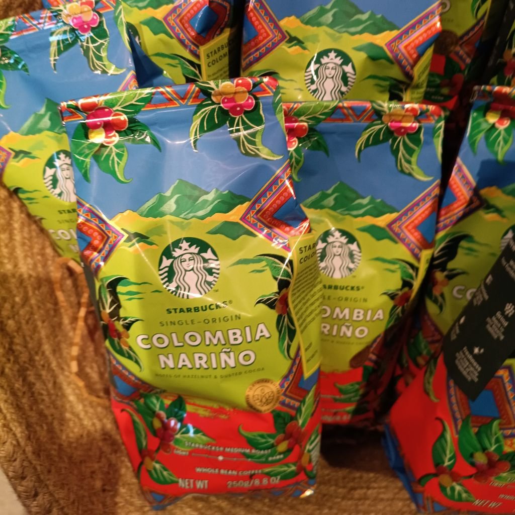 Paquetes de café Starbucks Colombia Nariño Single-Origin en exhibición.