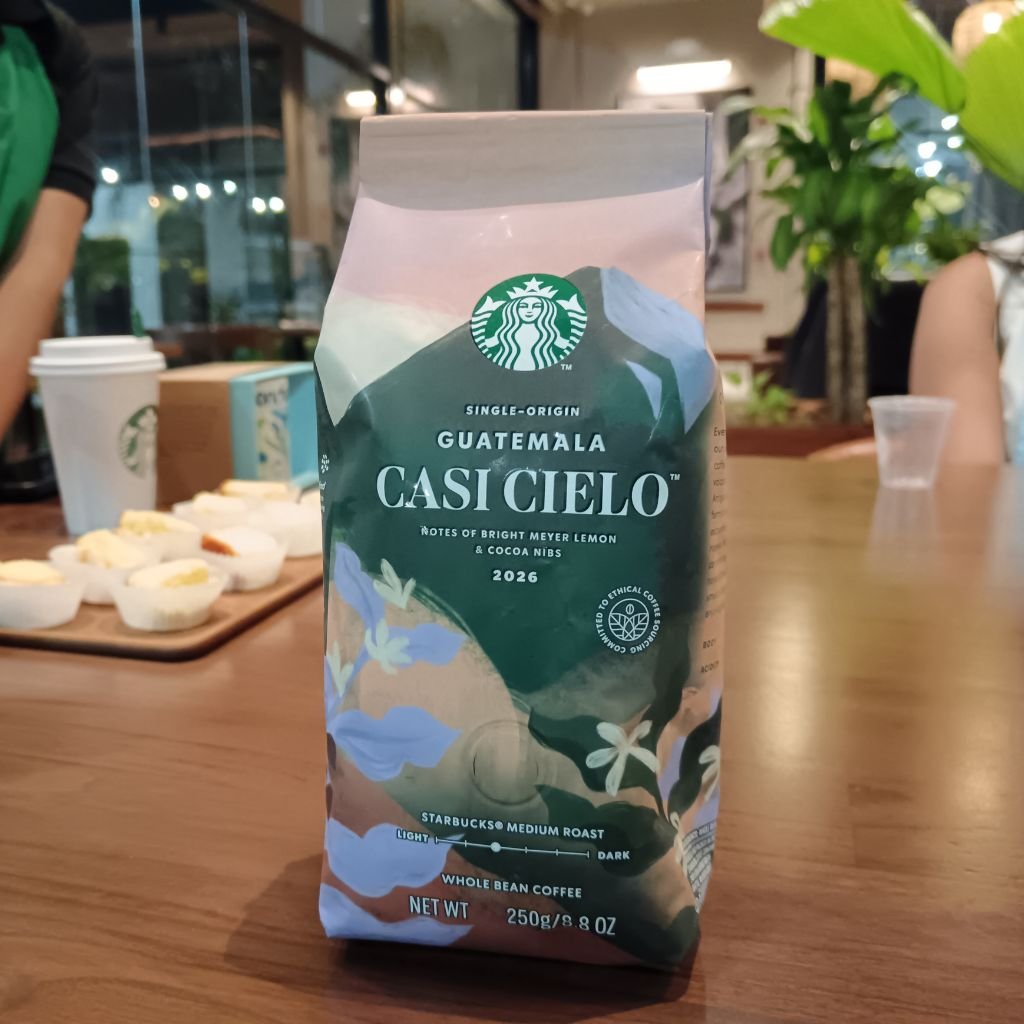 Una bolsa del café Starbucks Guatemala Casi Cielo 2026, de origen único procedente del Valle de Antigua, se exhibe en una mesa de una cafetería.