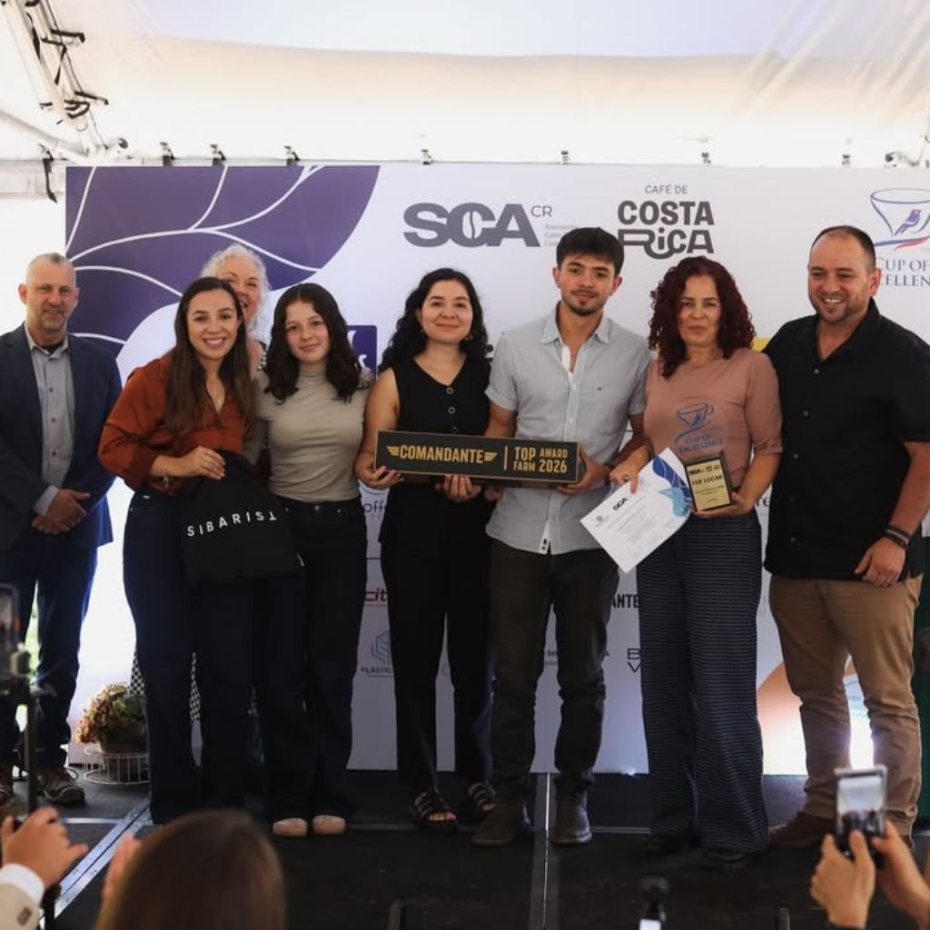 Alejandra Cordero Solano y su familia celebran el primer lugar en la categoría Lavados de Taza de la Excelencia Costa Rica 2026 (foto de People Raising People).