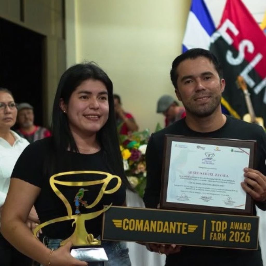 Abner Samuel Zavala, ganador del primer lugar en Procesos Lavados (91,44 puntos) con su café Geisha, en Taza de Excelencia Nicaragua.