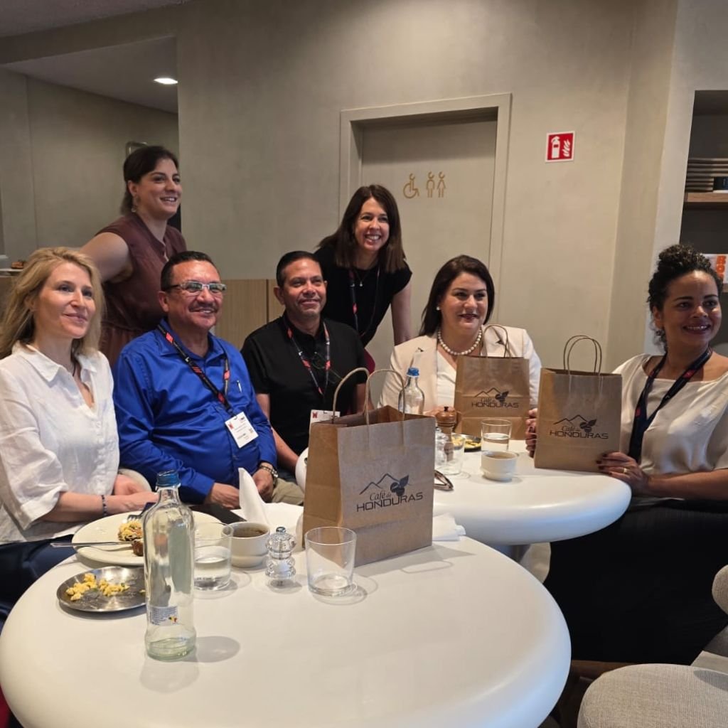 La embajadora de Honduras, María Dolores Agüero Lara, el presidente del Instituto Hondureño del Café (Ihcafe), Pedro Mendoza, y otros miembros de la delegación hondureña durante la reunión con aliados comerciales de Europa.