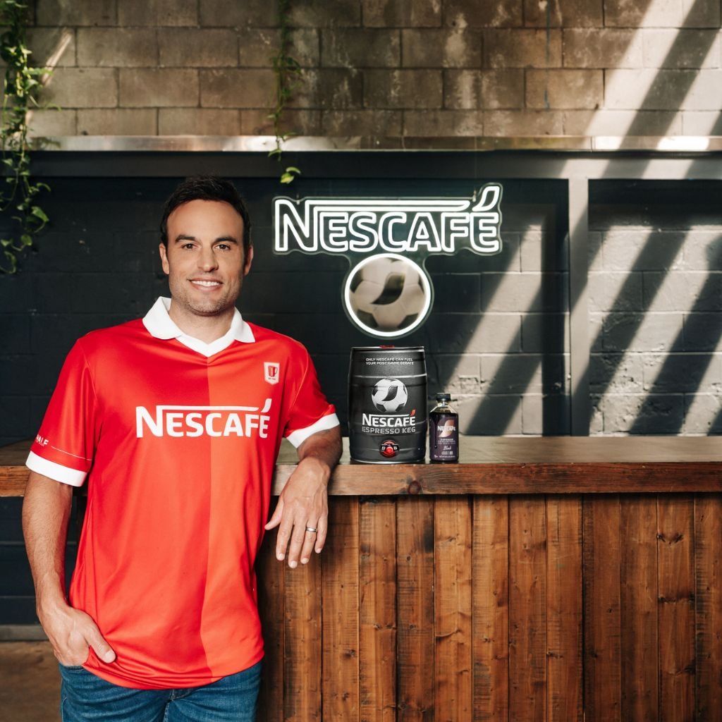 Landon Donovan con el barril de espresso Nescafé en una foto de Natt Lim para Nescafé.