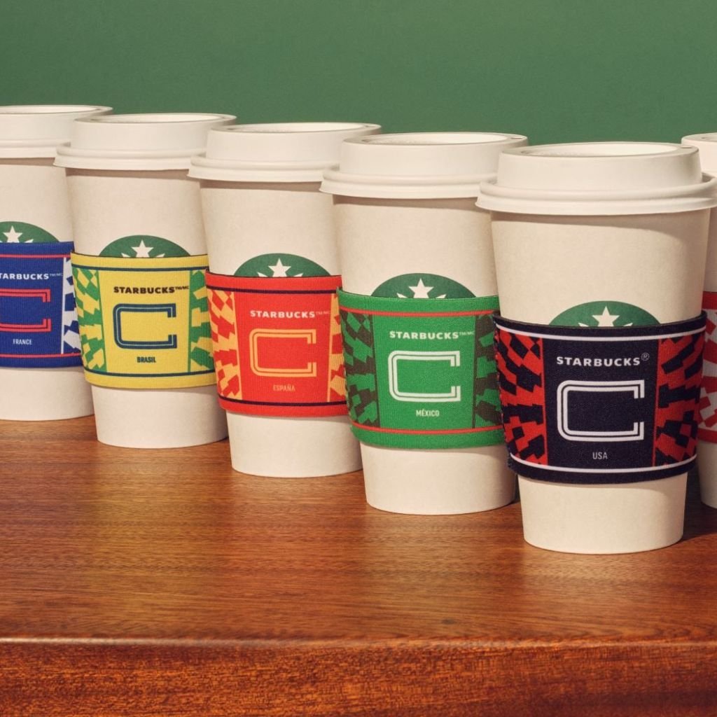 Las cafeterías Starbucks ofrecen fundas para vasos de los países que participan en el Mundial 2026 (Foto Starbucks).