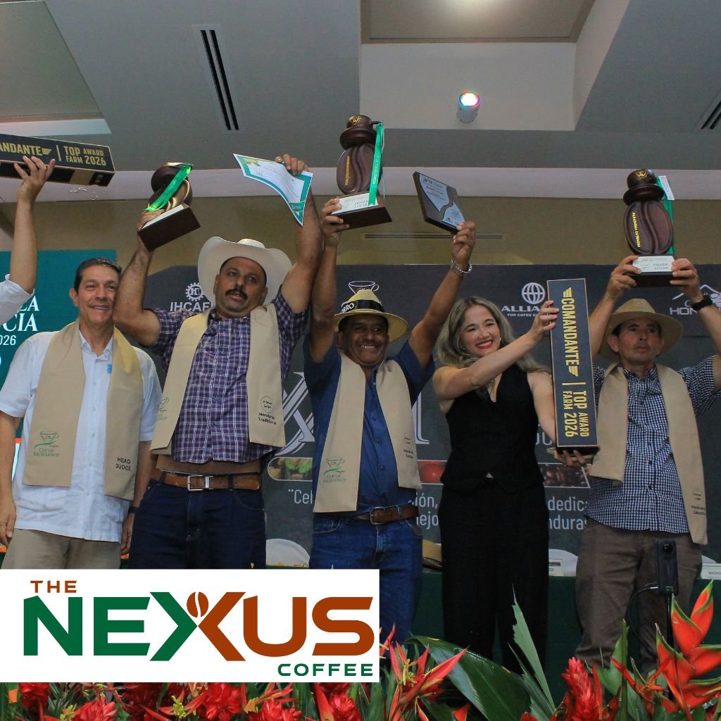 Los tres ganadores de los tres primeros lugares celebran su victoria durante la ceremonia de premiación celebrada en San Pedro Sula el 5 de junio de 2026.