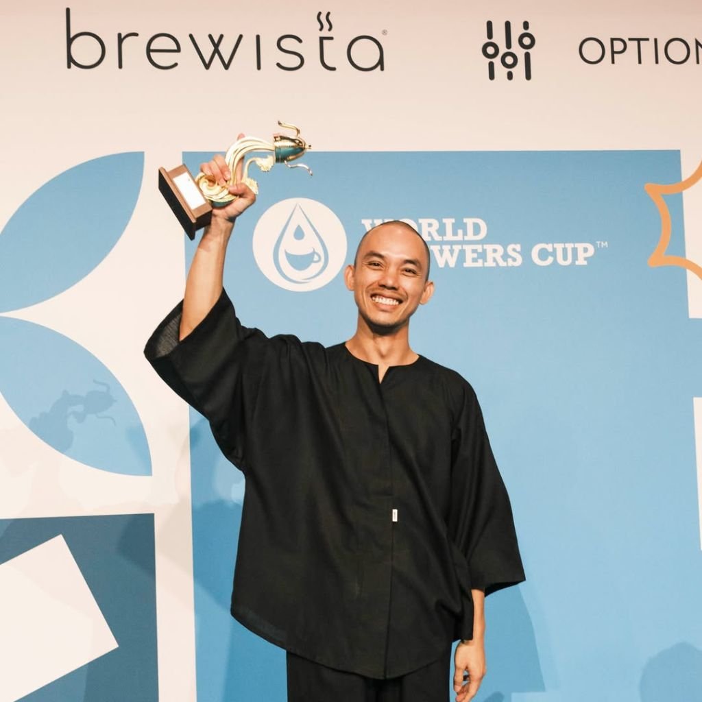 Nas Jaafar, de Malasia, levanta el trofeo del World Brewers Cup 2026 tras proclamarse campeón mundial de preparación de café.
