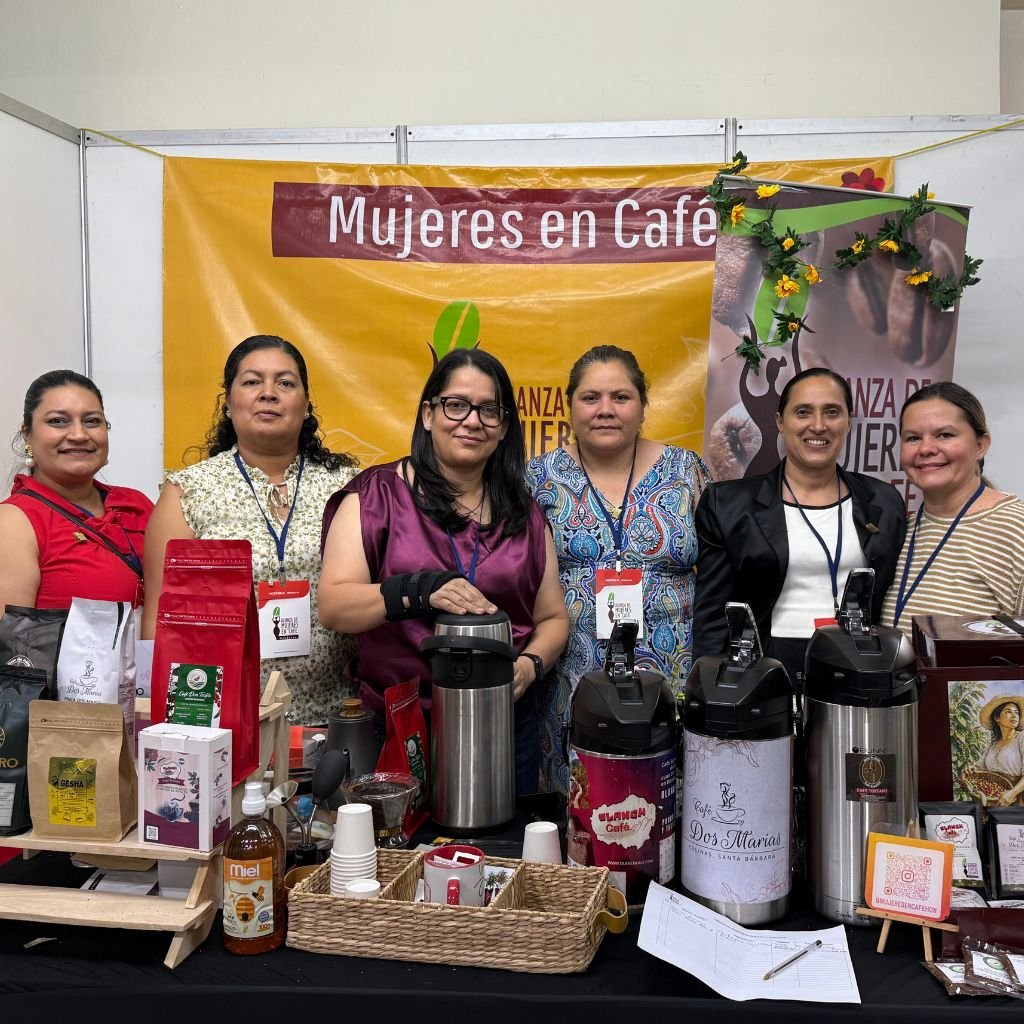 Carmen Regalado (de blanco y negro), presidenta de la Alianza de Mujeres en Café de Honduras, con afiliadas a la organización de diferentes partes del país que ahora desarrollan proyectos empresariales.
