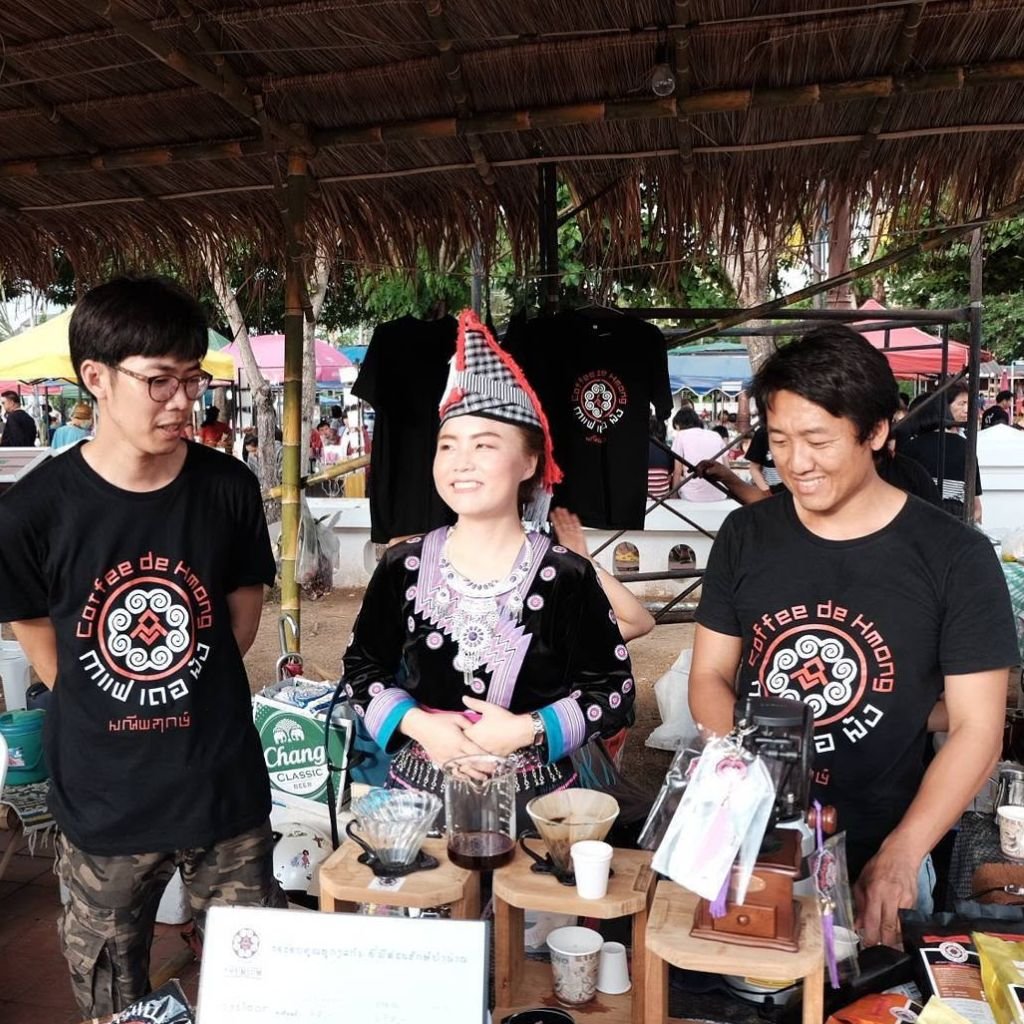Wichai Kamnerdmongkon y su familia promocionan el café producido en la finca Coffee De Hmong Biofarm en Nan, Tailandia.