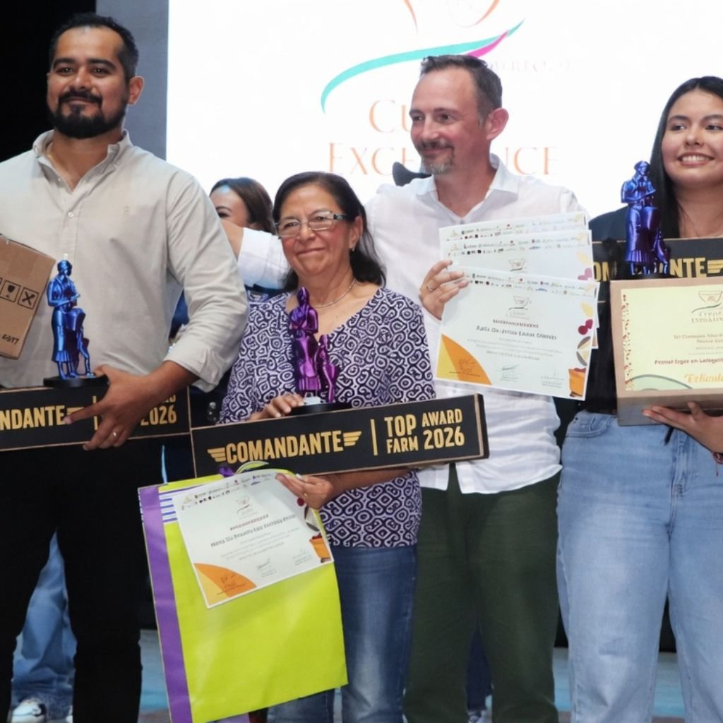 Productores mexicanos galardonados en Taza de Excelencia 2026 durante la ceremonia de premiación realizada en el Teatro Solleiro de Huatusco, Veracruz.