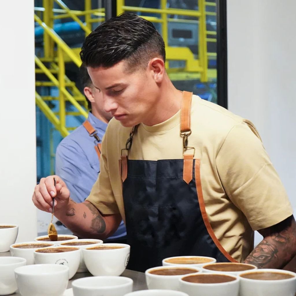 James Rodríguez, capitán de la Selección Colombia, durante una cata de café. Su marca 10 Coffee y Juan Valdez lanzan al mercado una edición especial de café durante el Mundial de Fútbol 2026.