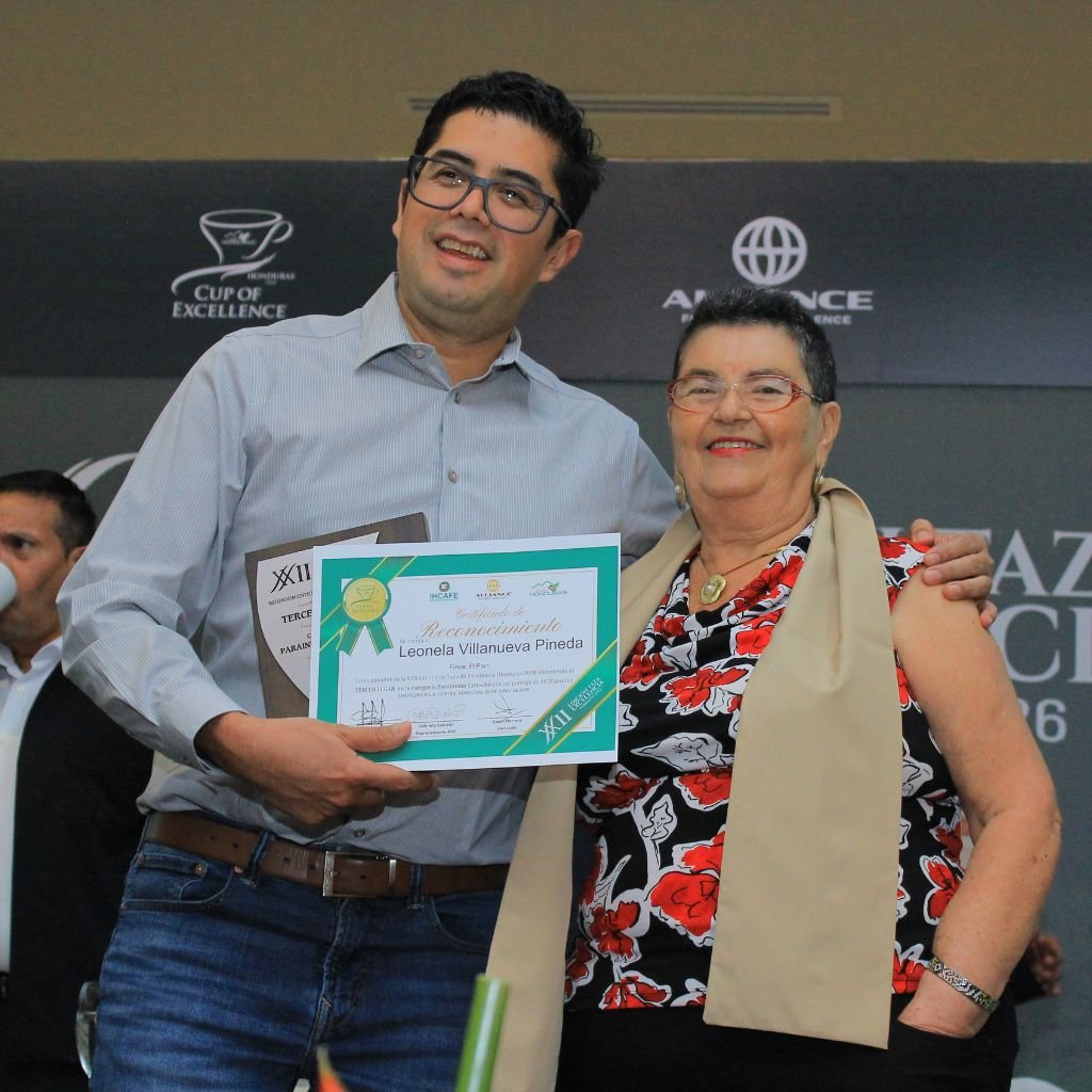 Leonela Villanueva ganó el tercer lugar en la categoría Parainema Catracha con una puntuación de 88.2 en Taza de Excelencia Honduras 2026. Es originaria de Santa Bárbara, Honduras.