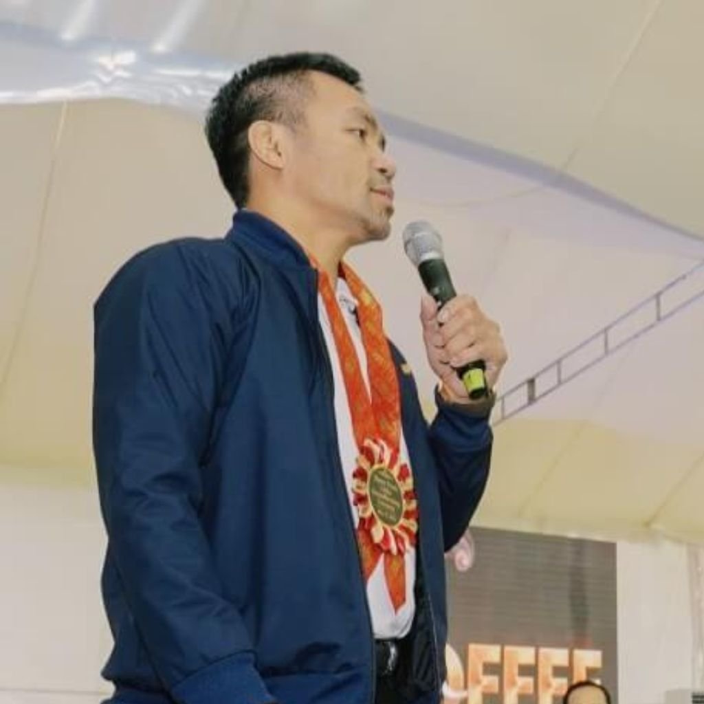 Manny Pacquiao habla durante la colocación de la primera piedra de la tienda insignia MP Coffee en City di Mare, South Road Properties de Cebú, Filipinas.