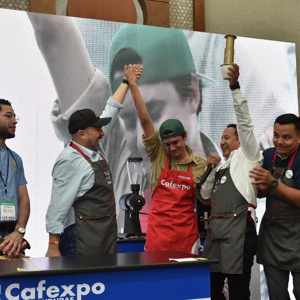 Celebración del ganador de la competencia de AeroPress en Cafexpo Honduras 2026, Wernels Natanael Aguilar.
