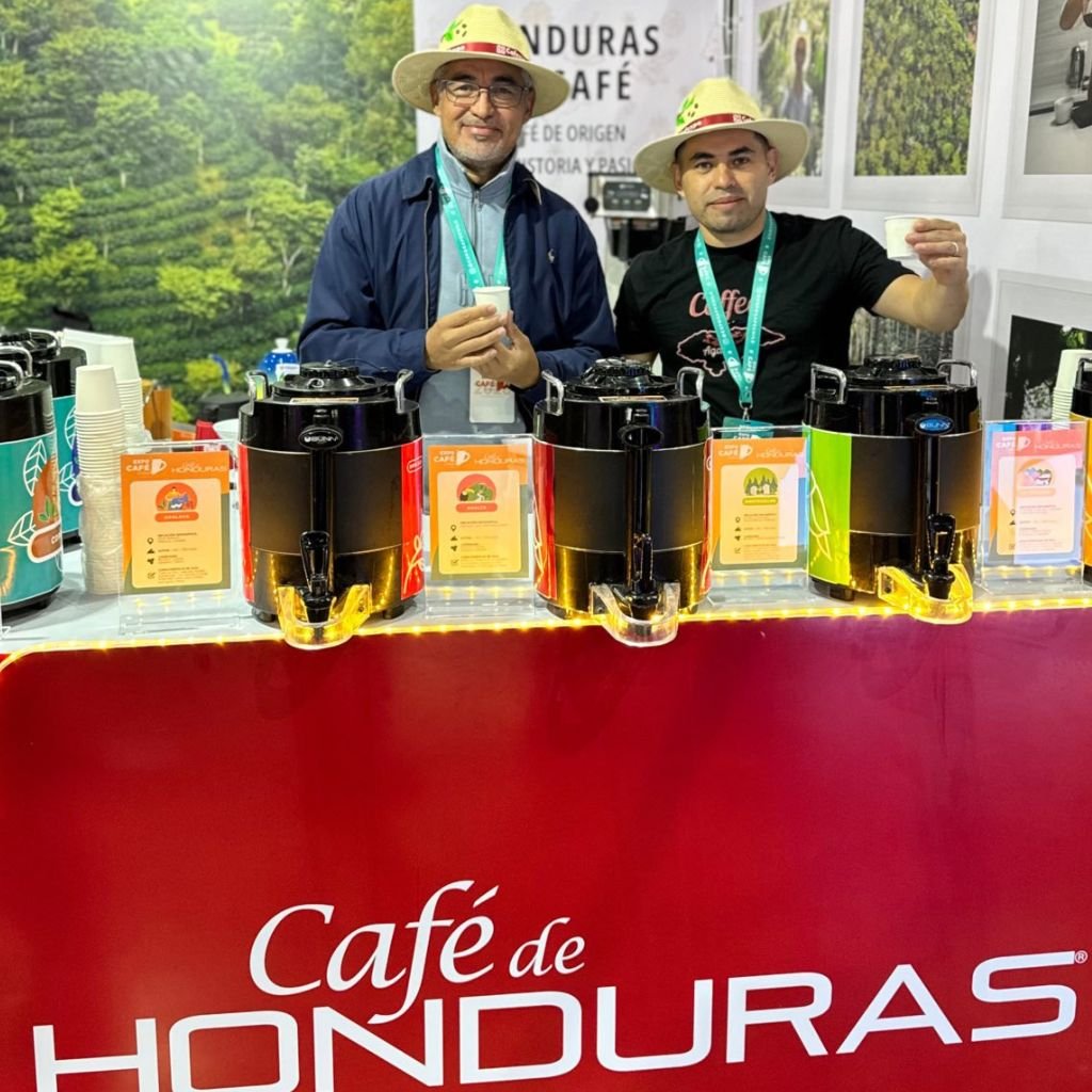En el stand D10, los visitantes de Expocafé Chile 2026 degustan el café producido en Honduras.