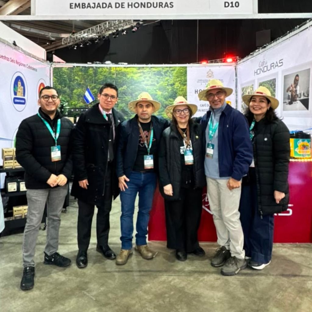 Rosa de Lourdes Paz Haslam, embajadora de Honduras en Chile, con parte de la delegación que representa a Honduras en Expocafé Chile 2026.
