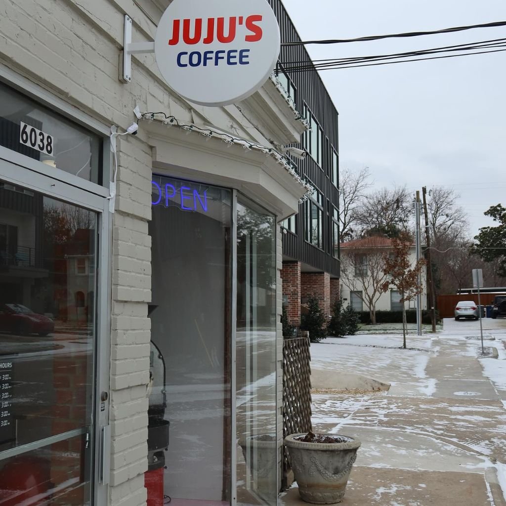 Juju’s Coffee en Lakewood, Dallas. Esta encantadora cafetería specialty sirve café de Centroamérica y Colombia en un ambiente retro y acogedor.